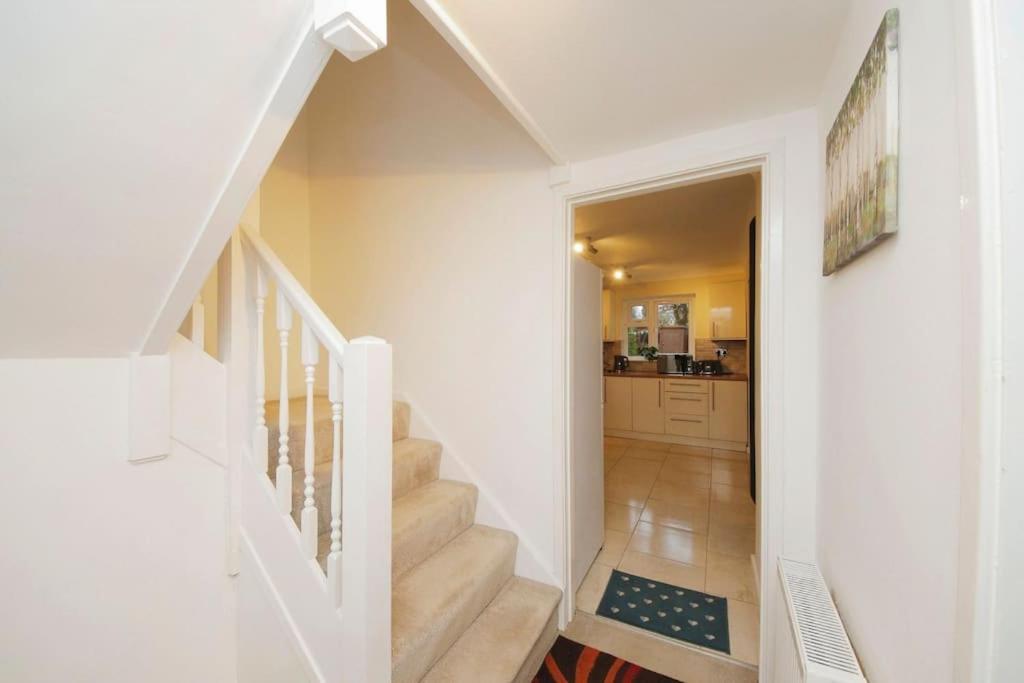 Beautiful Home Close To Town Free Netflix, Wifi Солихалл Экстерьер фото